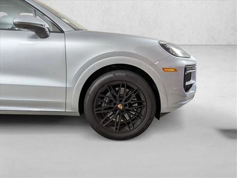 Used 2025 Porsche Cayenne image 11