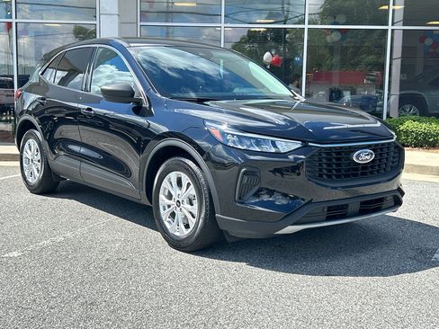 Used 2024 Ford Escape Active w/ Cold Weather Package image 4