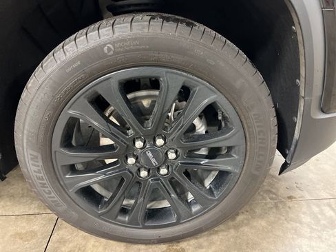 Certified 2023 GMC Acadia SLE w/ Driver Convenience Package image 22