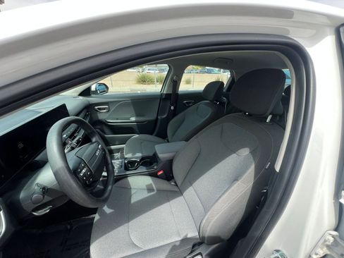 Used 2025 Kia K4 LXS image 36