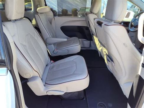 Used 2017 Chrysler Pacifica Limited image 19