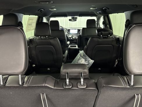 New 2026 Chrysler Pacifica Select image 9