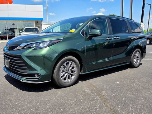 Used 2026 Toyota Sienna XLE FWD image 2