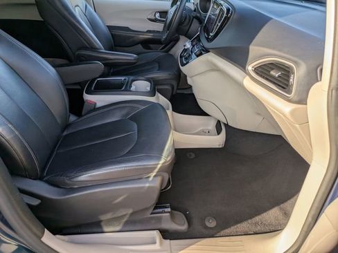 Used 2022 Chrysler Pacifica Touring-L image 29