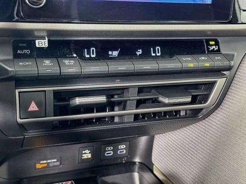 Used 2026 Toyota Camry SE w/ Convenience Package FWD image 15