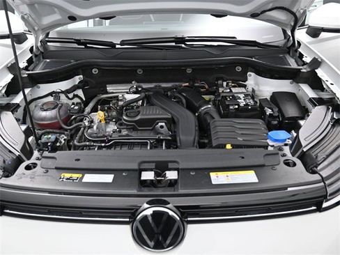 Used 2025 Volkswagen Taos SE w/ Panoramic Sunroof Package image 37