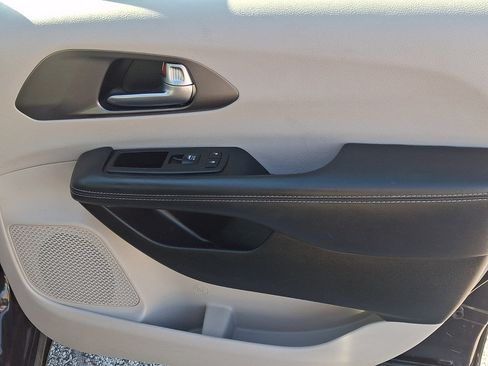 Used 2023 Chrysler Pacifica Touring-L FWD image 10