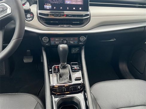 Used 2023 Jeep Compass Limited image 11