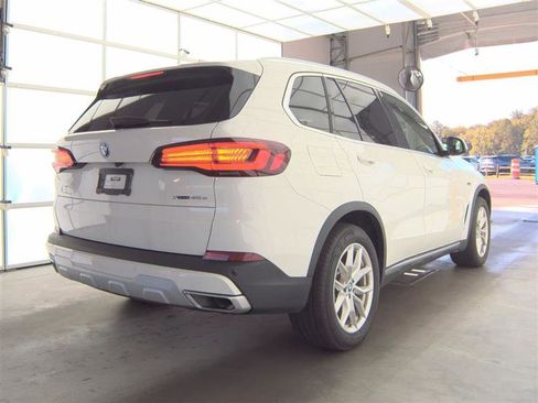 Used 2022 BMW X5 xDrive45e w/ Climate Comfort Package AWD/4WD image 4