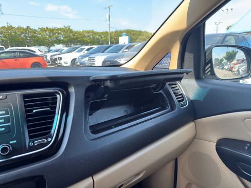 Used 2015 Kia Sedona EX FWD image 32
