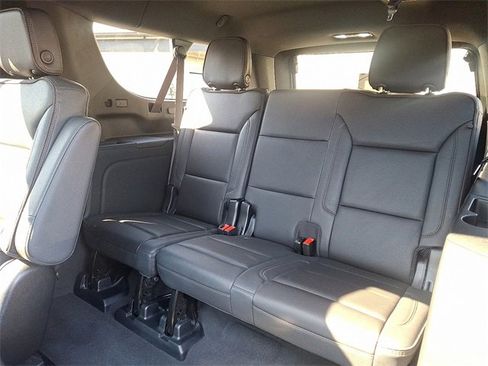 Used 2023 Chevrolet Suburban High Country image 11