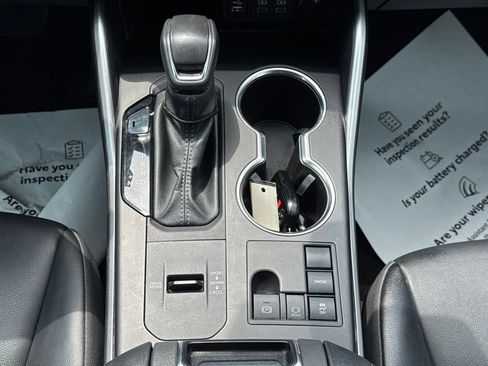 Used 2024 Toyota Highlander XLE FWD image 25
