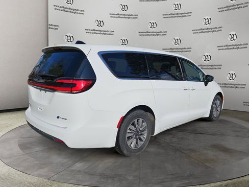 Used 2024 Chrysler Pacifica Limited FWD image 5
