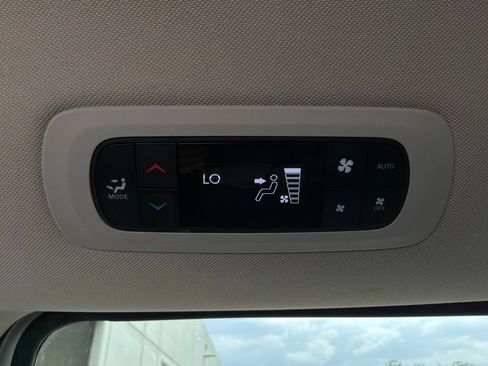 Used 2023 Chrysler Pacifica Touring-L FWD image 14