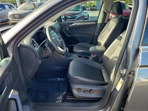 Certified 2023 Volkswagen Tiguan SE w/ Panoramic Sunroof Package FWD image 16