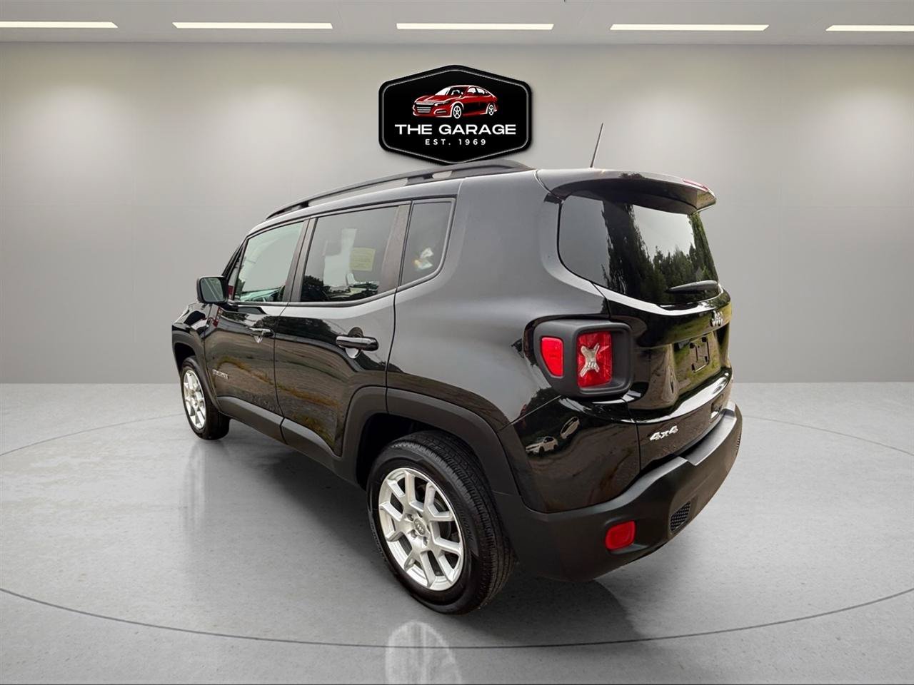 Used 2021 Jeep Renegade Latitude w/ Convenience Group AWD/4WD image 3