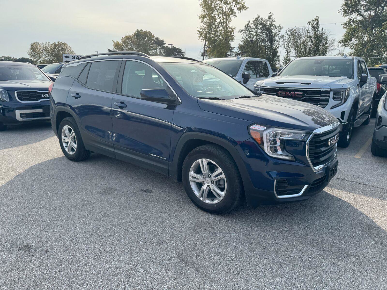 Used 2022 GMC Terrain SLE w/ Driver Convenience Package FWD image 4