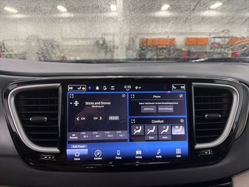 Used 2024 Chrysler Pacifica Touring-L image 30