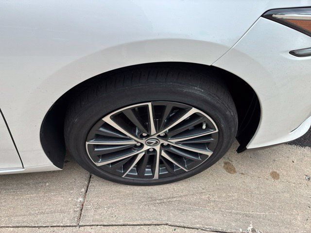 Used 2024 Lexus ES 350 w/ Premium Package FWD image 12