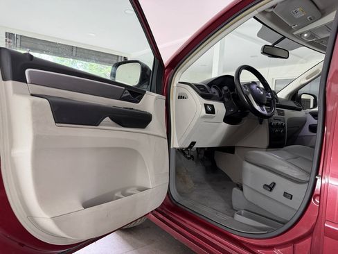 Used 2012 Volkswagen Routan SE FWD image 23