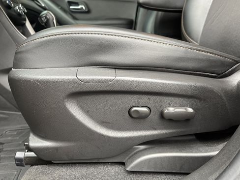 Used 2022 Chevrolet Trax LT w/ LT Convenience Package image 16