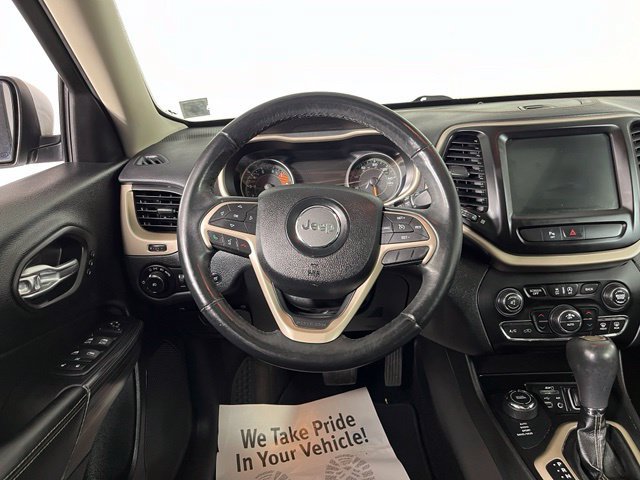 Used 2017 Jeep Cherokee Limited w/ Luxury Group AWD/4WD image 16