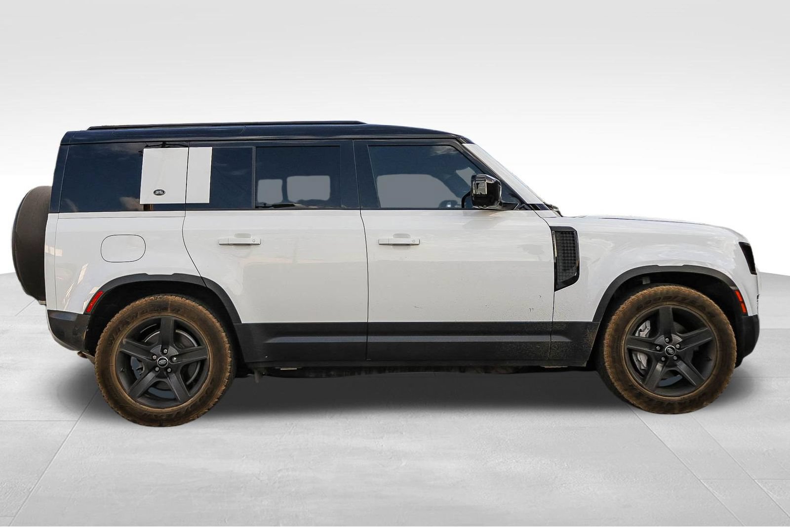 Certified 2025 Land Rover Defender 110 X-Dynamic SE AWD/4WD image 4