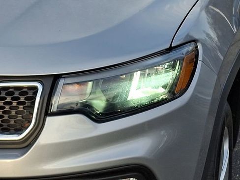 Used 2024 Jeep Compass Latitude image 9