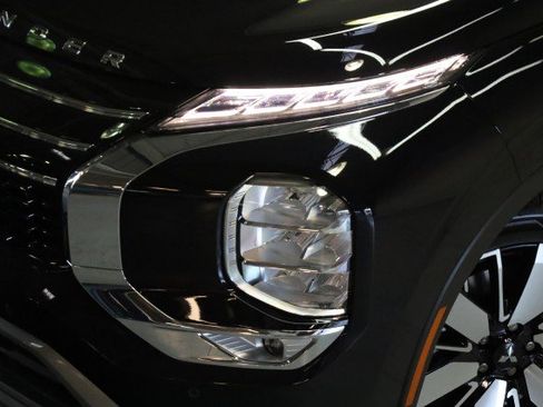 New 2025 Mitsubishi Outlander SE image 2