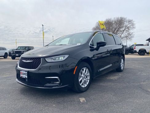 Used 2023 Chrysler Pacifica Touring-L FWD image 14