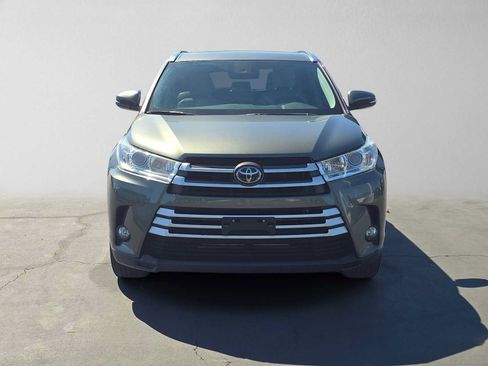 Used 2019 Toyota Highlander XLE w/ Carpet Mat Package (TMS) AWD/4WD image 8