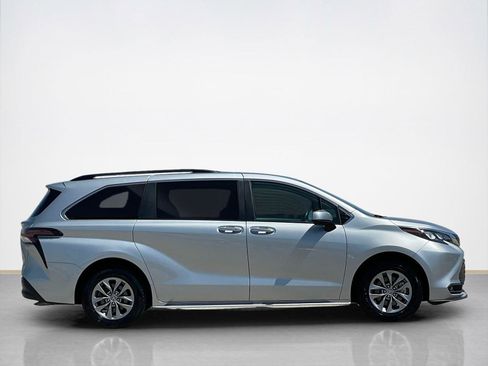 Used 2025 Toyota Sienna XLE FWD image 9