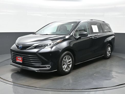 Used 2024 Toyota Sienna XLE FWD image 2