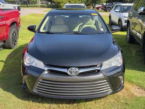 Used 2017 Toyota Camry XLE FWD image 2