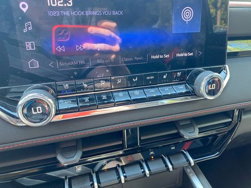 Used 2025 Chevrolet Colorado Z71 w/ Technology Package image 20