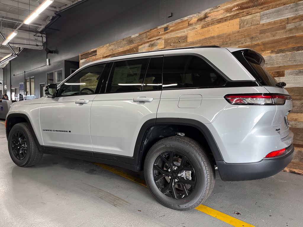 New 2026 Jeep Grand Cherokee Altitude AWD/4WD image 20