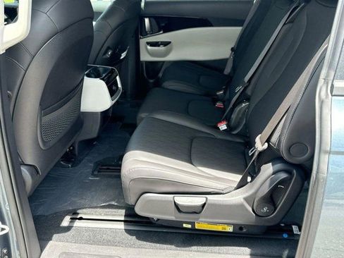 Used 2024 Kia Carnival EX FWD image 15