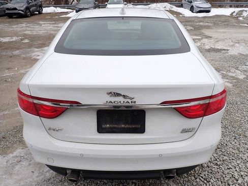 Used 2018 Jaguar XF Premium image 4