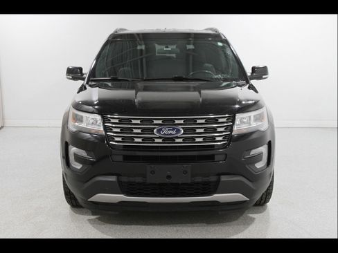 Used 2017 Ford Explorer XLT image 2