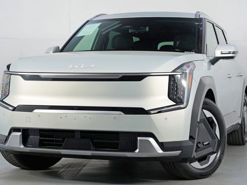 Used 2024 Kia EV9 Land image 3