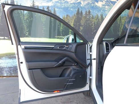 Used 2017 Porsche Cayenne S image 11