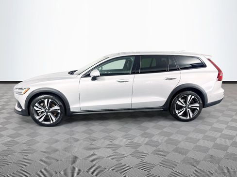 Used 2025 Volvo V60 B5 Cross Country Plus AWD/4WD image 4