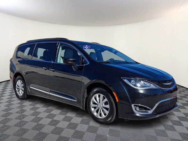 Used 2017 Chrysler Pacifica Touring-L FWD image 1