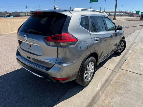Used 2017 Nissan Rogue SV w/ SV Premium Package image 4