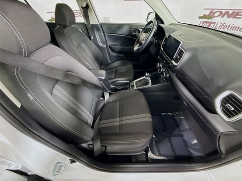 Certified 2025 Hyundai Venue SEL image 30