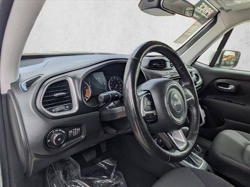 Used 2019 Jeep Renegade Latitude w/ Cold Weather Group AWD/4WD image 10