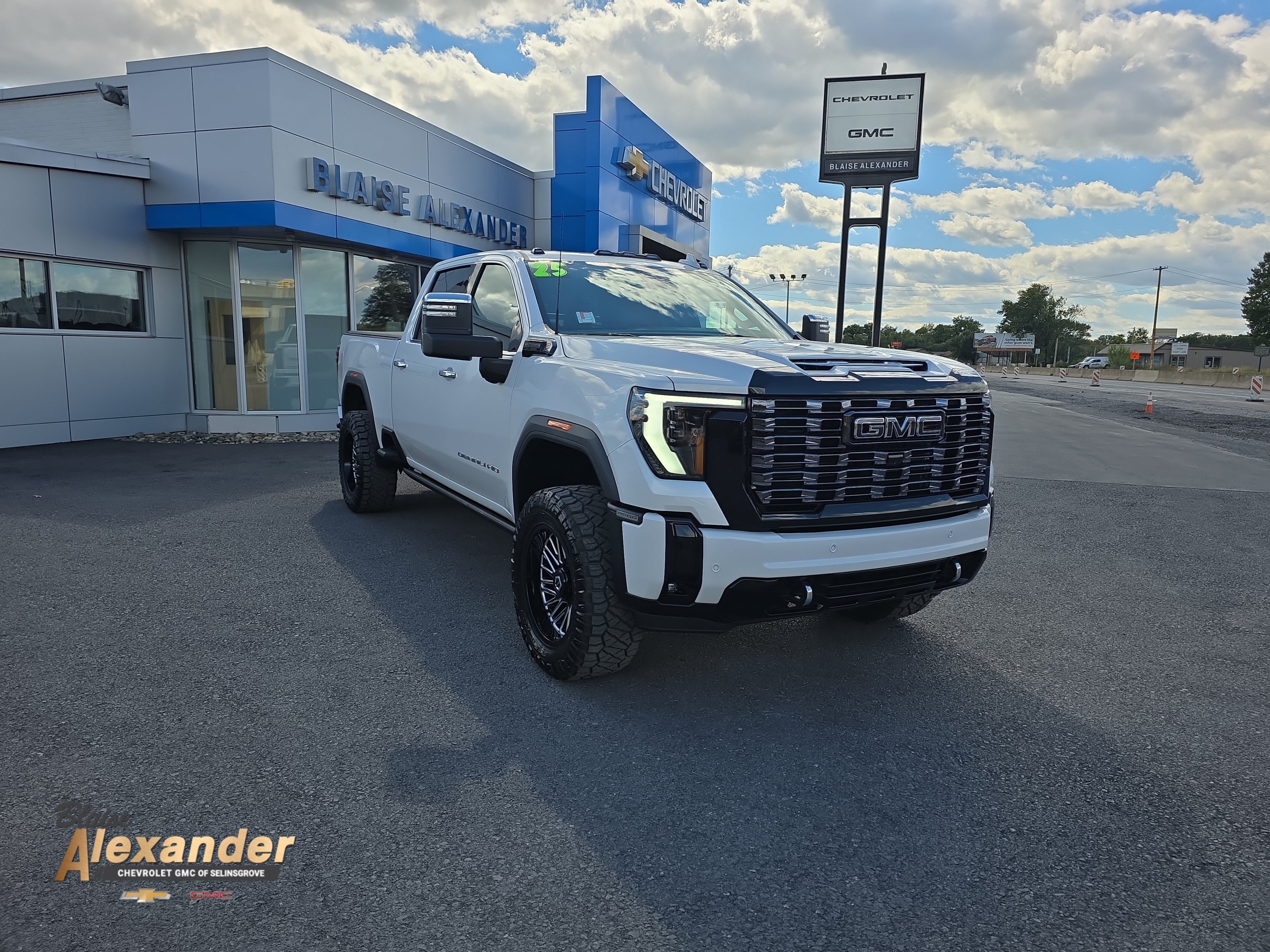 Used 2025 GMC Sierra 2500 Denali Ultimate w/ Max Trailering Package AWD/4WD image 1