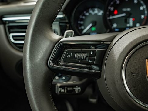Certified 2025 Porsche Macan AWD/4WD image 25