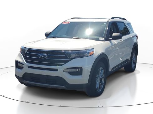 Used 2021 Ford Explorer XLT w/ Equipment Group 202A AWD/4WD image 3