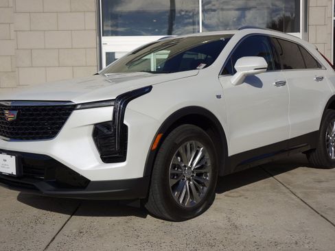 Used 2024 Cadillac XT4 Premium Luxury image 12